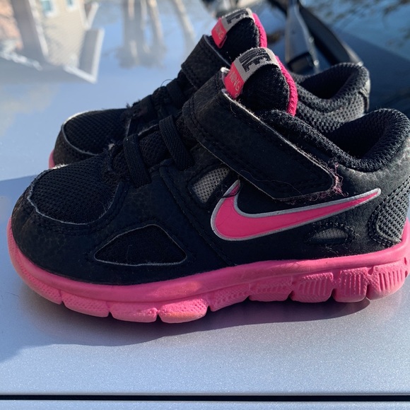 Used toddler girls nikes, good condition! - Picture 2 of 6